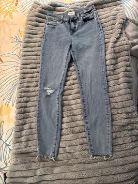 Light Wash Skinny Jeans with Distressed Knee